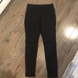 Max Studio Black ankle length leggings a classic